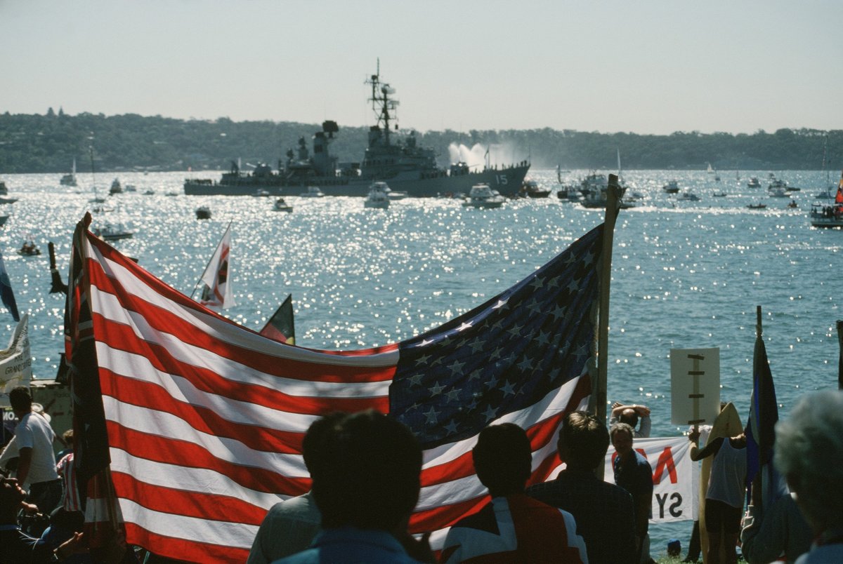The American flag is raised as the guided missile destroyer USS BERKELEY (DDG 15) passes in review during the Australian bicentennial celebration - DPLA - fac1053bdbebf28577111faf24632c6c, Sydney (1988)