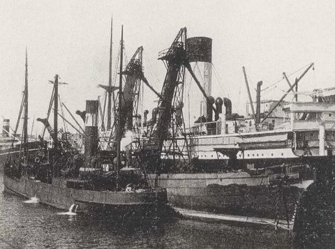 Fortuna (mechanised coal hulk) coaling SS Anchises (Italian Bulletin of Australia, 15 Dec 1926, Page 18)