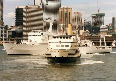 Sydney ferry QUEENSCLIFF near miss with HMAS Cook, 1988