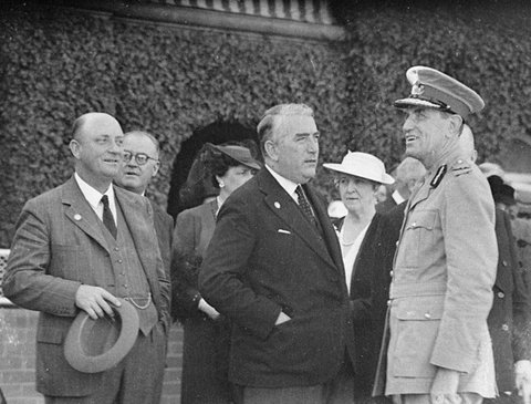 Mair Wakehurst Menzies, 1940