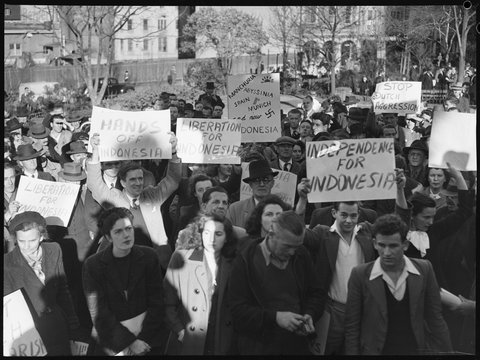 Protestors Indonesian Independence, Wynyard Square, Sydney, 1947 slnsw