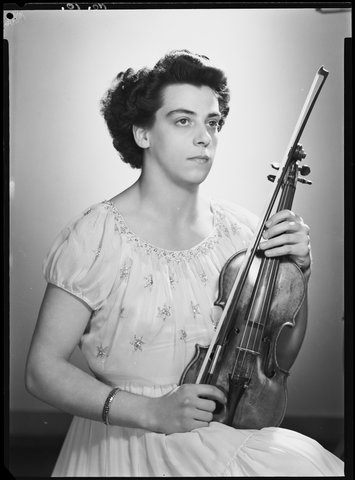 Violinist Ginette Neveu, 1948