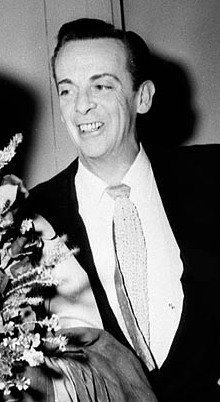 Robert Helpmann, Kingsford Smith Airport, Sydney, 1955 (cropped)