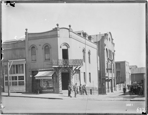 Wharfies awaiting the "pick up" outside 31 Sussex Street at the corner of Taylors Lane, Sydney, c. 1907