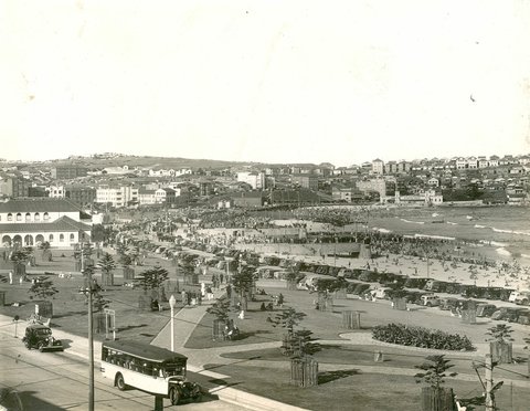 View of the northern end of Bondi Beach, 1930–42