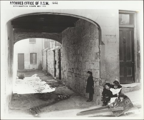 Entrance to Parles Buildings, off Bettington Street, The Rocks, 1901