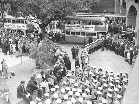 Adelaide Boys Band arriving at Central Railway, Sydney, 14 January 1937 photographer Sam Hood
