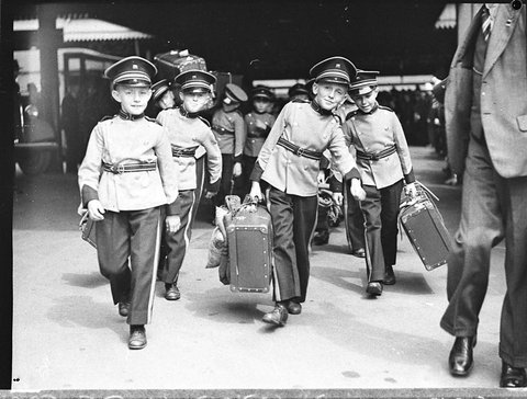 Adelaide Boys' Band arriving at Central Railway, 14 January 1937, by Sam Hood