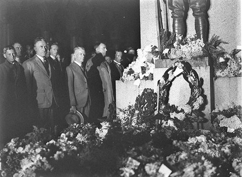 Dawn service, Cenotaph, Martin Place, Sydney, Anzac Day, 25 April ca. 1931 Sam Hood, c. 1931