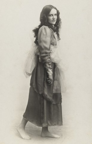 Mackellar as a "Grace" (1918)