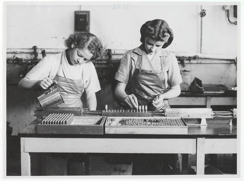 Lipstick production at Colgate-Palmolive, 1940s