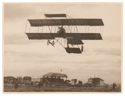 Joseph Joel Hammond flying his Bristol Boxkite at Ascot Racecourse (Mascot, NSW) April 1911