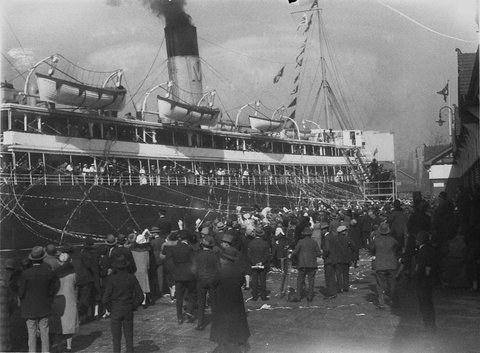 Miss Australia leaves for USA on the Sonoma, 1930s
