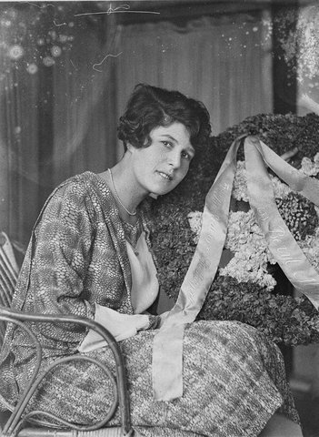 Miss Australia with floral tribute from the Riders of the Royal to the Queen of the Land, 1930s