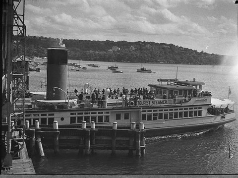 Showboat on Harbour, 1937