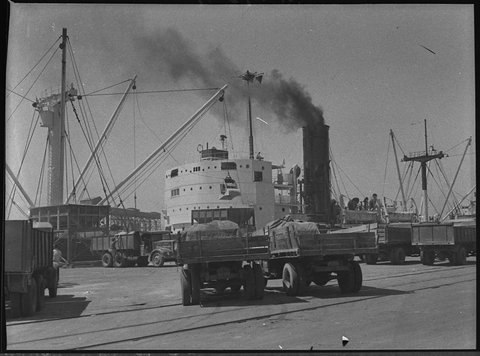Triona unloads phosphate, 1955