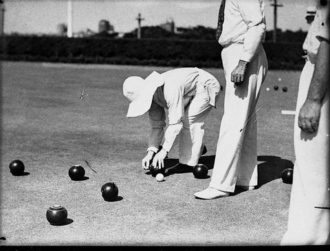 Skip in floppy hat measuring up Country Bowls Week, 1935