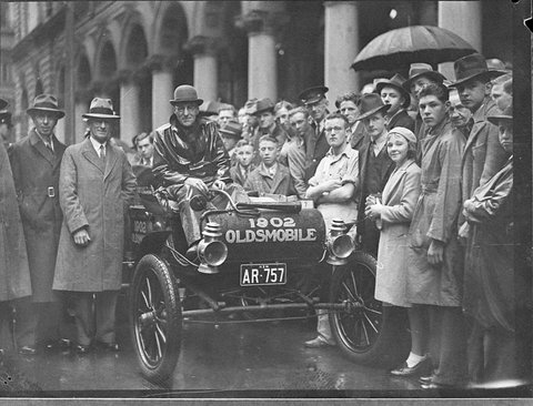 1902 curved dash Oldsmobile reg no AR757 on way to Melbourne Cup taken for AUP, 1938