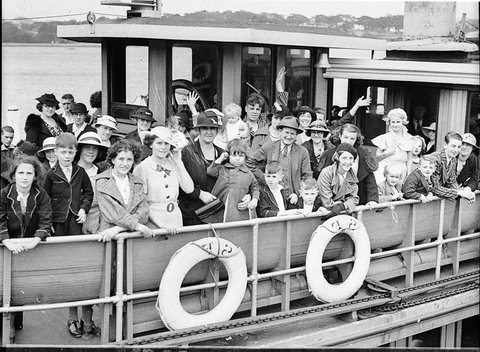 2CH Jollyboat leaving Circular Quay, 1936