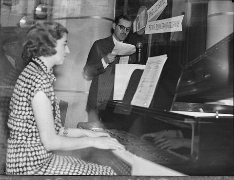 2UW artists in Beales windows, 1937