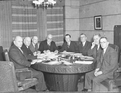 2UW board meeting, 1937