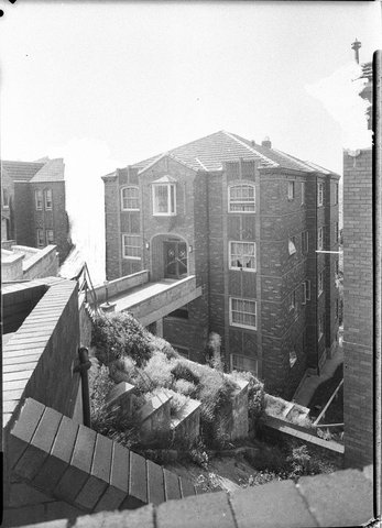 A fourstorey block of flats Potts Point entry by footbridge to 3rd floor, 1944