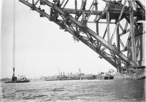 A jointing member about to be lifted off the barge, 1930–32