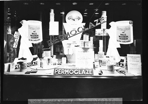 A window display of Glazebrooks paints Permoglaze GE Cranes window, 1938