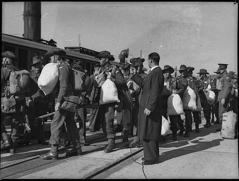 ABC recording soldiers of the 24th Infantry off to war Darling Harbour, 1940