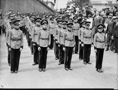 Adelaide Boys Band arriving at Central Railway, 1937
