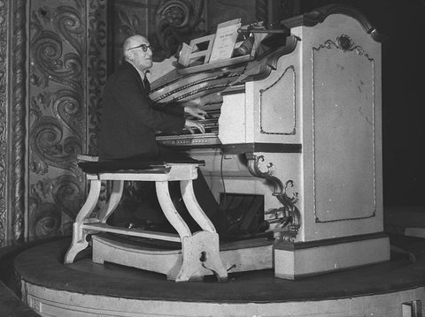 Alf Rose at State Theatre Wurlitzer organ, 1941