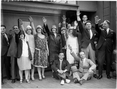 Arrival of Gonsalez Opera Company with hands raised in fascist salute, 1928