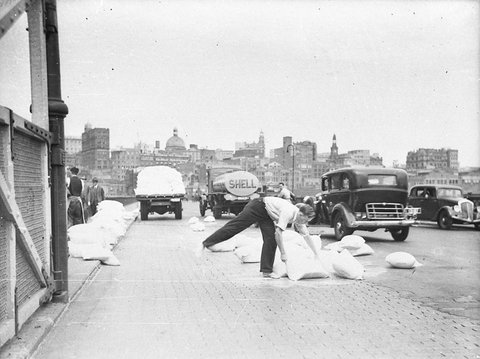 Bags of wheat fall off truck Pyrmont Bridge, c. 1935