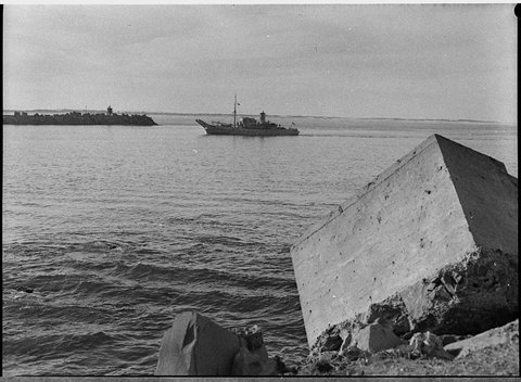 Boom defence vessel to work on Pluto, 1957