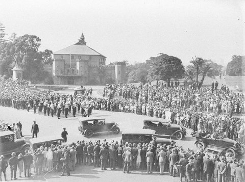 Cars carrying the disabled soldiers, 1930