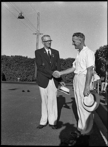 Charlie McNeill wins bowls, 1955