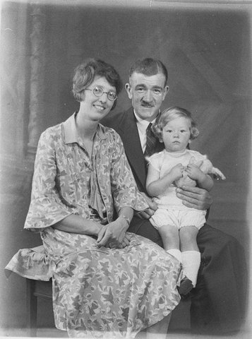 Child with parents Mr and Mrs Shawer Columbia Pictures, 1930s