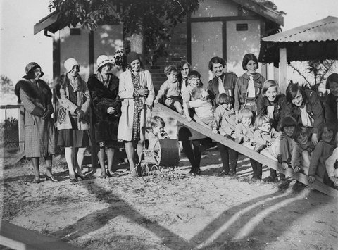 Children with socialite donors and Girl Guides, 1928–31