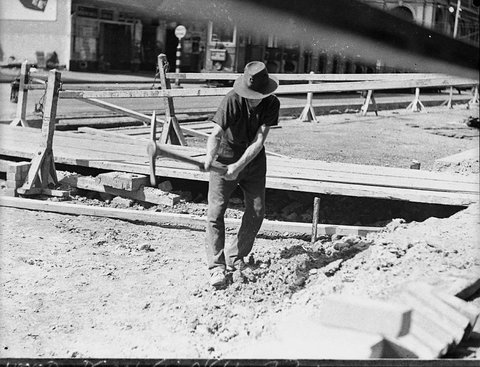 City Council workers repairing the road at corner of King and Elizabeth Streets, 1935