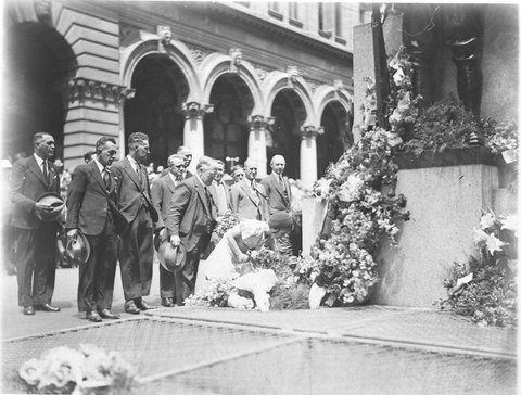 Civilians laying wreaths on Cenotaph, 1930s