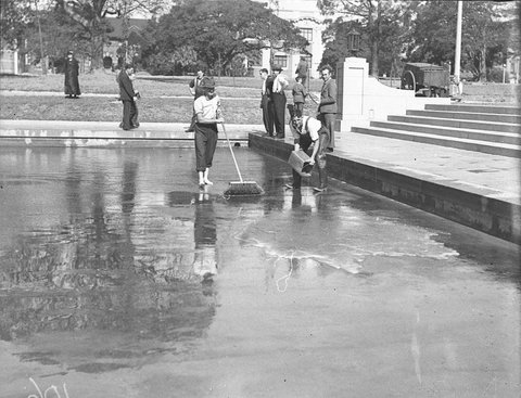 Cleaning out the Pool of Remembrance at the War Memorial Hyde Park for the unveiling by the Duke of Gloucester on 24 November 1934