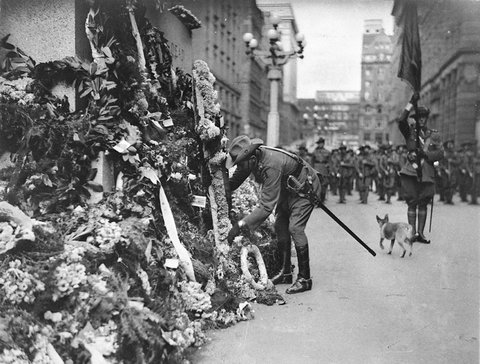 CMF Colonel laying wreath on Cenotaph stray dog, 1930s