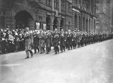 Colonel Sommerville leads WWI veterans past the Cenotaph, 1930