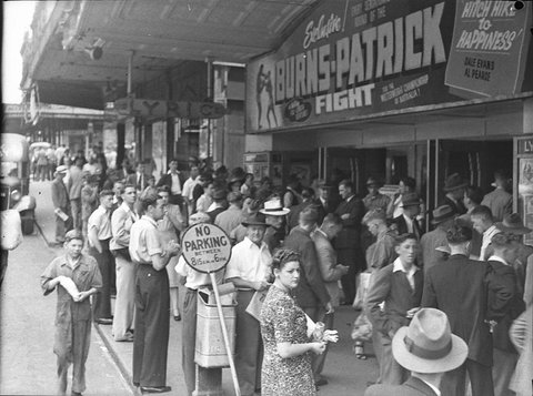 Crowd at Burns v Patrick fight newsreel, 1946