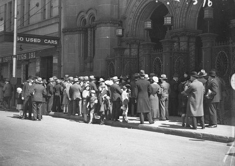 Crowd outside the Great Synagogue celebrate Yom Kippur, 1934