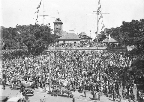 Crowds in front of the Observatory wait to cross the bridge, 1932