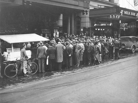 Crowds listening to Melbourne Cup broadcast in Pitt Street Sydney, 1934
