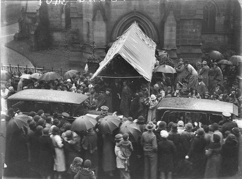 Crowds wait in rain to see WhitneyFriend bridal couple leave St Johns Church, 1934