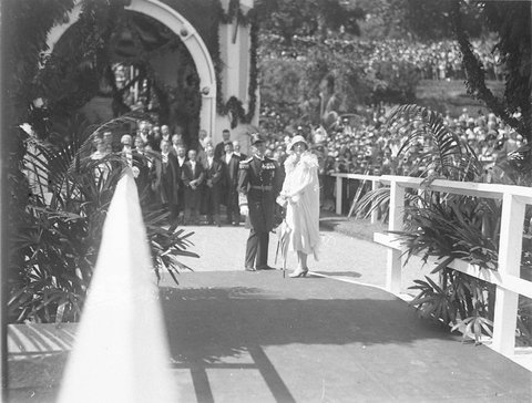 Duchess of York and Governor De Chair on welcoming dais, 1927