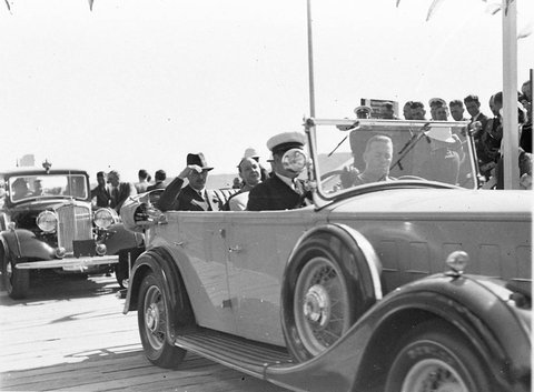Duke of Gloucester driving from Manly Cove to the Beach, 1934